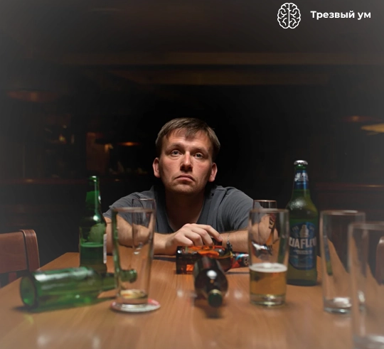 Мужчина сидит и напивается 